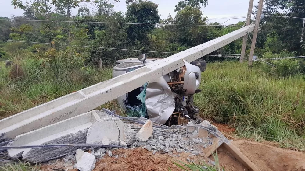 Grave Acidente na Estrada da Penal: Caminhonete Capota, Derruba Poste e Deixa Mulher gravemente Ferida em Frente ao Presídio Aruana