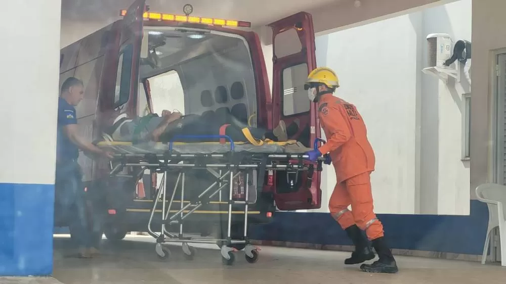 Vídeo: Casal Envolvido em Colisão com 4 Veículos é Resgatado pelos Bombeiros e Hospitalizado na BR-364
