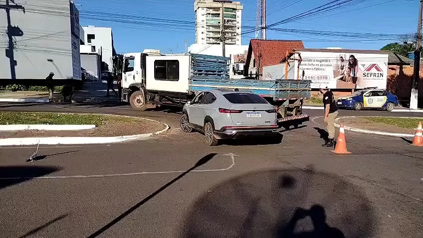 Colisão no Centro de Cacoal Alerta para o Trânsito Caótico: Caminhão e Carro se Envolvem em Acidente