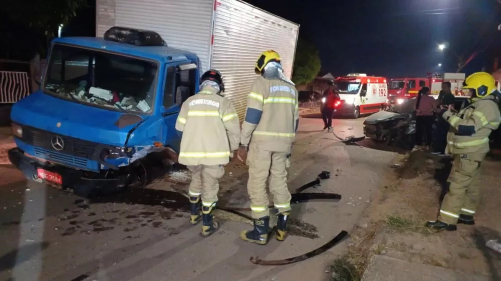 Gravíssimo Acidente envolvendo HB 20 e um caminhão na Av. Rio de Janeiro Mobiliza Bombeiros, Samu e Choca Moradores 