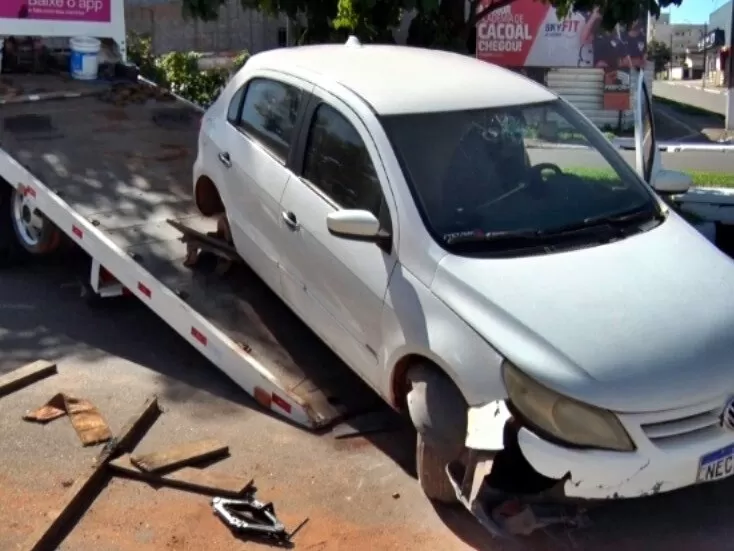 Carro Abandonado e Destruído Intriga Moradores na Avenida Amazonas em Cacoal 