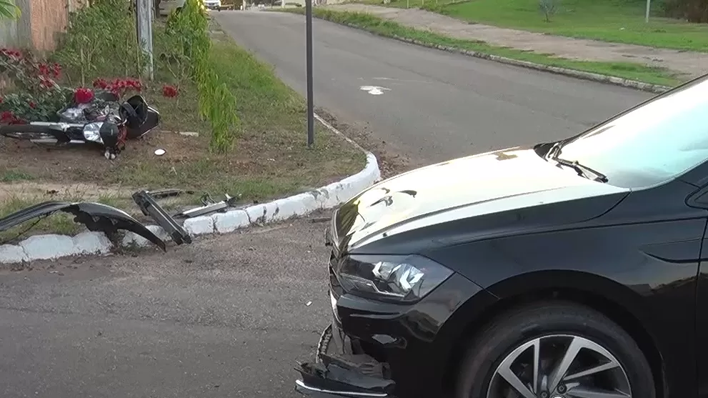 Motociclista avança preferencial, colide com carro e acaba arremessado contra muro em Cacoal no Residencial Parque Brizon