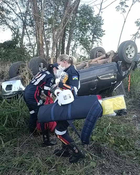  Caminhonete capota na BR-364 após tentativa de ultrapassagem a cerca de 4 km do posto da Polícia Rodoviária Federal 