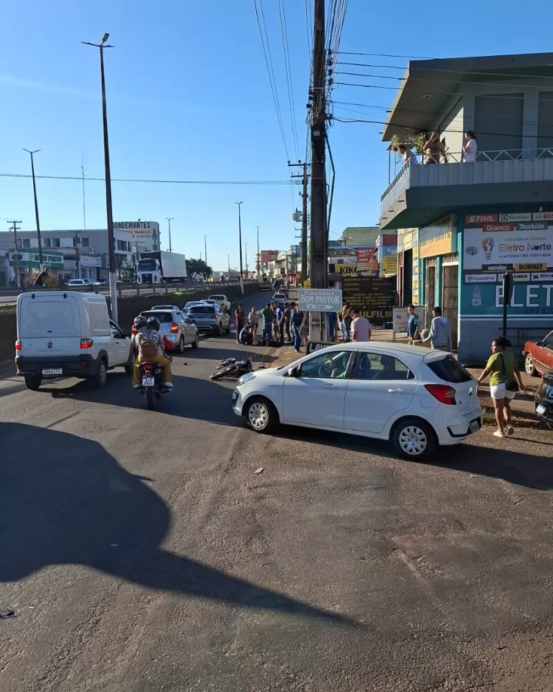Grave acidente na BR-364 em Cacoal deixa moto destruída e dois gravemente feridos; cenas impressionantes chocam moradores