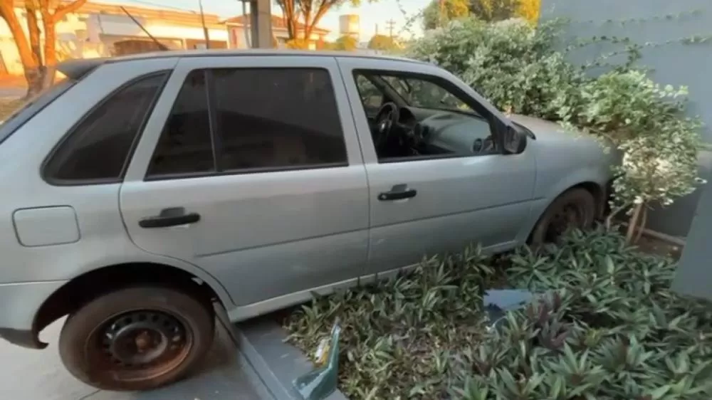 Briga dentro do carro termina com colisão em muro e fuga dos envolvidos em Cacoal