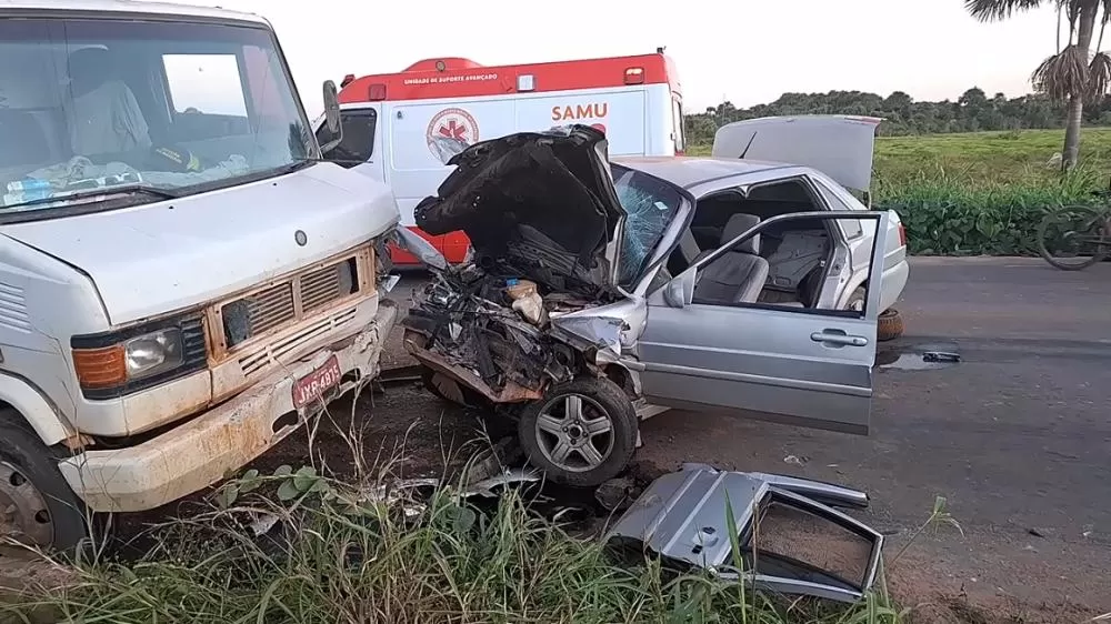  Acidente Violento Deixa Feridos Gravemente em Ji-Paraná: Colisão Frontal entre Carro e Caminhão na Linha 94