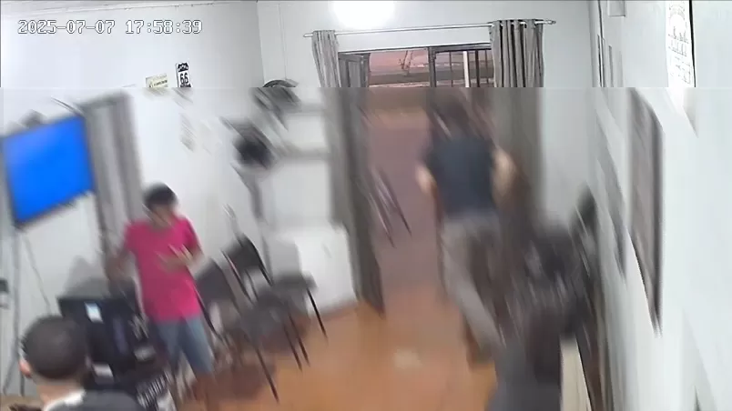 Vídeo: Criança Escapa por Pouco de Ser Morta em Tiroteio Dentro de Barbearia — Comando Vermelho (CV) vs PCC