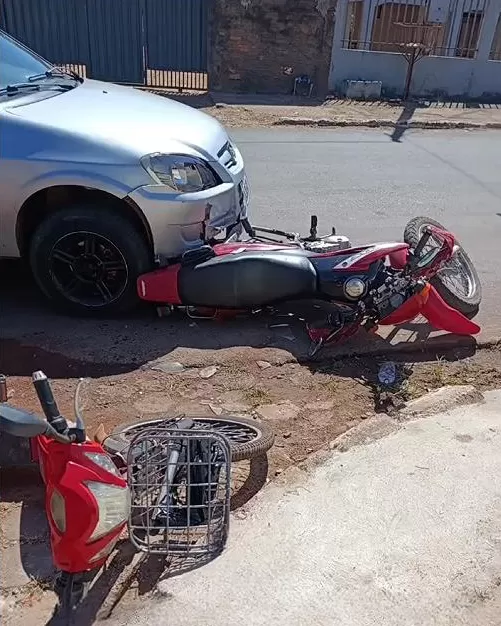 Vídeo: Grave Acidente envolve 3 veículos em Cacoal: Carro Atropela Duas Pessoas Paradas na Rua Pedro Rodrigues