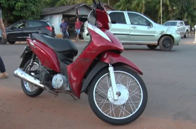 Grave colisão entre carro e moto assusta moradores em Cacoal – Trânsito é liberado após acordo entre envolvidos