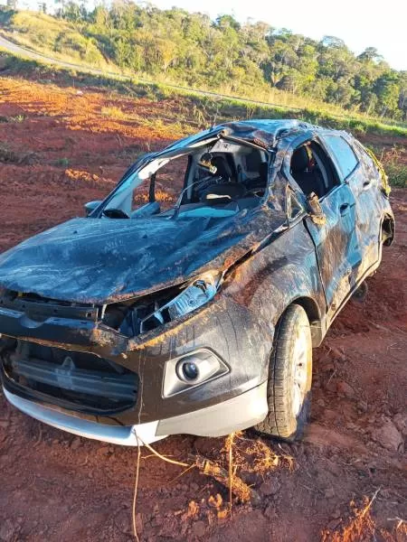Com Casal a Bordo, Motorista Capota Chevrolet Tracker na BR 364; Bombeiros e PRF Mobilizados em Emergência