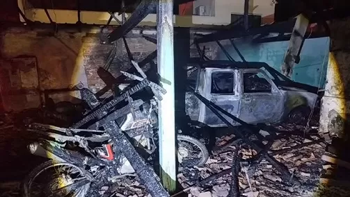 Incêndio destrói três veículos em Cacoal: Curto-circuito pode ter causado o fogo na Rua Rui Barbosa