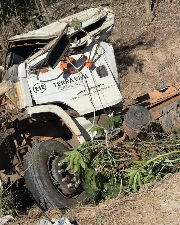 Tragédia na BR-435: Caminhão carregado com fertilizantes tomba em serra entre Vilhena e Colorado do Oeste e motorista morre na hora 