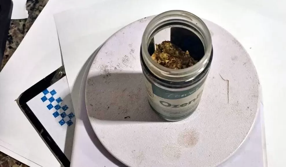 Flagrado com Bolsa Suspeita: PM de Cacoal Aborda Homem Acusado de Tráfico no Bairro Brizon