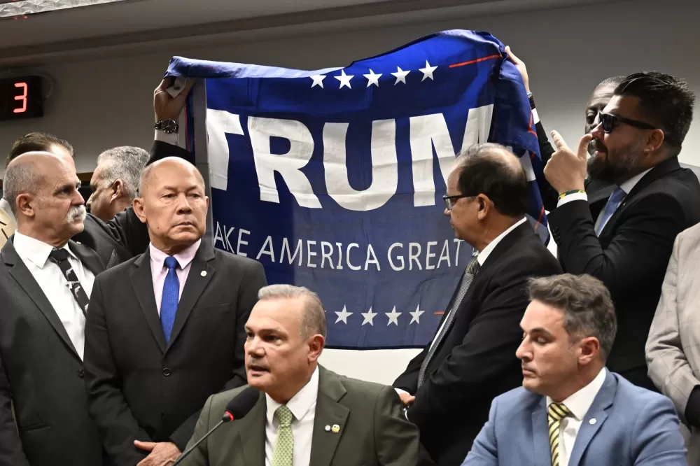 Vídeo: Deputado de Rondônia surge em protesto polêmico com bandeira de Trump e defende ação militar em apoio a Bolsonaro