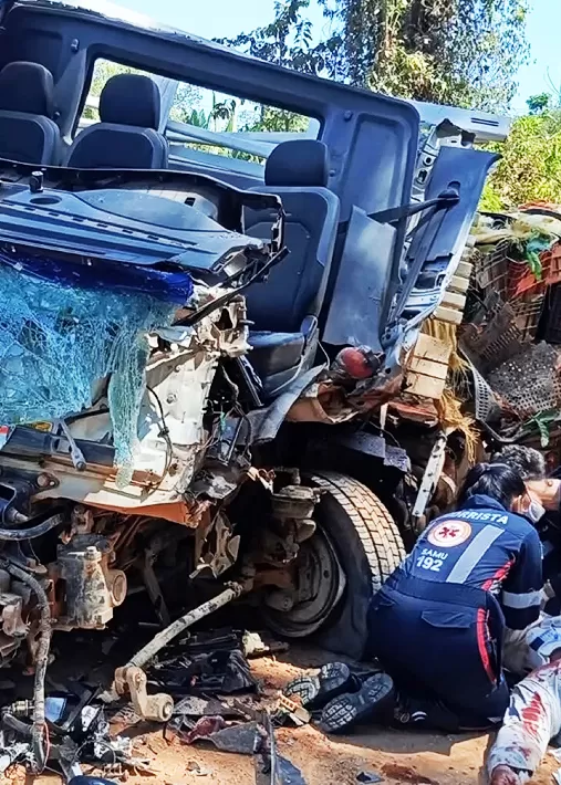 Acidente trágico na RO-462: Jovem de 23 anos fica gravemente ferido após colisão entre caminhões em Rondônia no Travessão Ribeirinha