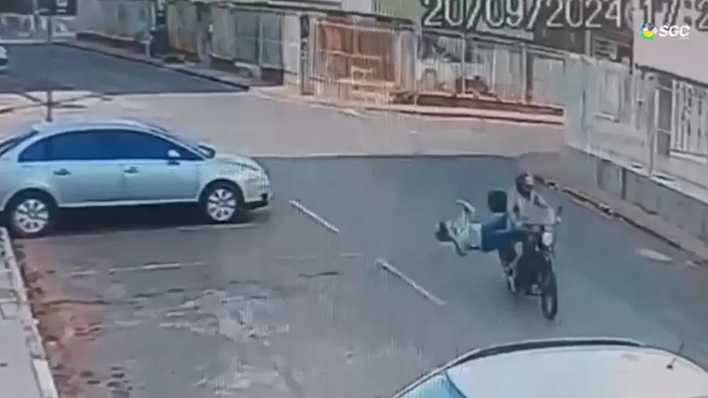 Vídeo: Fio solto provoca acidente e corta pescoço de mulher em garupa de moto