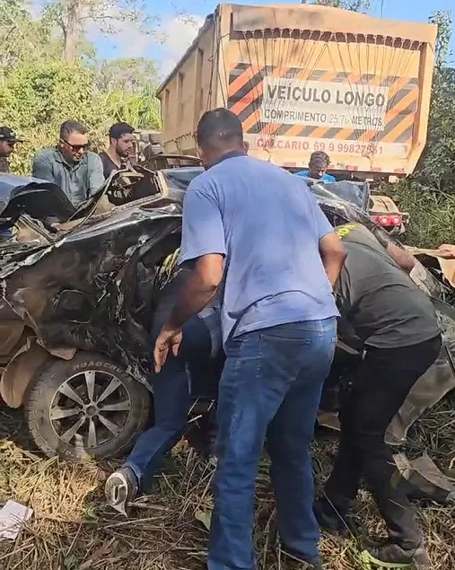 Colisão brutal entre carro e carreta na BR-364 mobiliza socorristas em Ji-Paraná