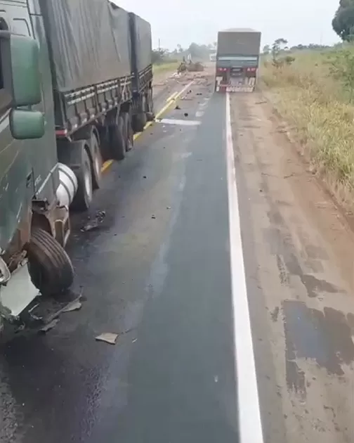 Vídeo Urgente: Acidente Violento Entre Carro e Carreta Deixa Vítimas em Estado Grave entre Ouro Preto e Jaru