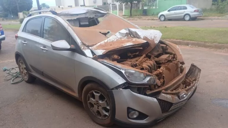 Colisão Violenta na Avenida Fortaleza: HB20 Bate na Traseira de Caminhão de Boi e Fica Destruído