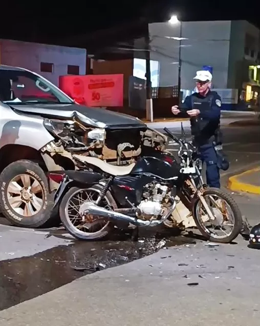 Vídeo: Motociclista fica gravemente ferido em violenta colisão com Hilux no centro de Cacoal e acaba encaminhado em estado delicado ao Hospital Heuro 