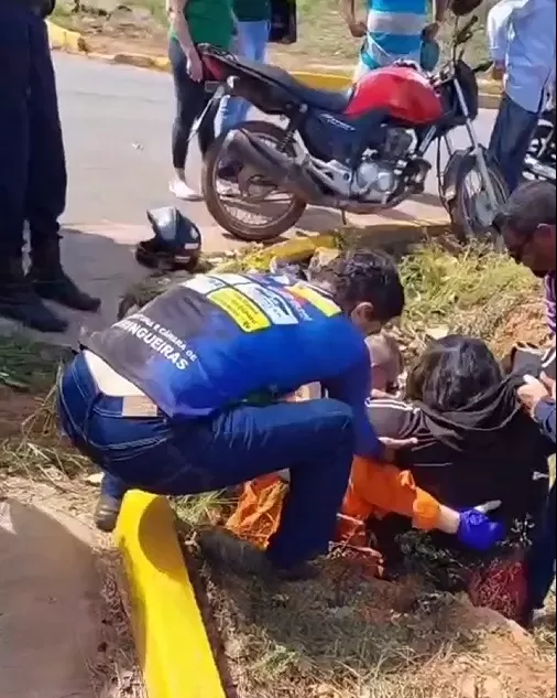 Grave Acidente em Cacoal: Mulher Cai em Bueiro Aberto Após Derrapar com Moto na Avenida Malaquita