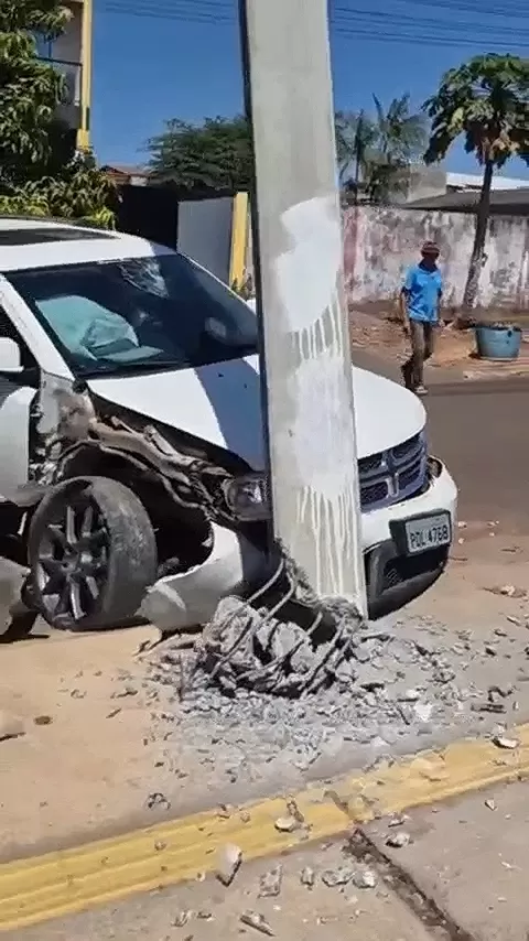 Vídeo: Colisão Violenta Contra Poste de Alta Tensão na Rua Rio Branco Deixa População em Alerta em Cacoal
