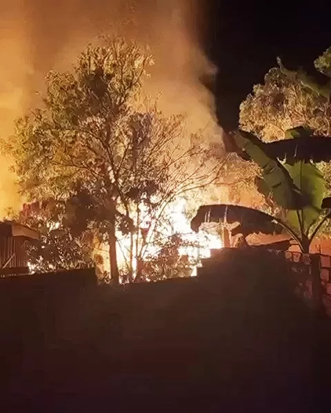 Vídeo: Incêndio Devasta Duas Residências no Village do Sol Durante a Madrugada