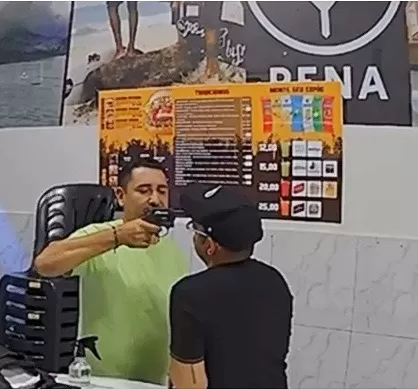 Vídeo Execução Brutal: Homem Tem Cabeça Estourada com Tiro à Queima-Roupa em Bar! Vídeo Circula nas Redes