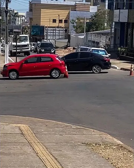 Colisão no Centro de Cacoal Assusta Motoristas em Cruzamento Perigoso: Avanço de Preferencial Causa Batida