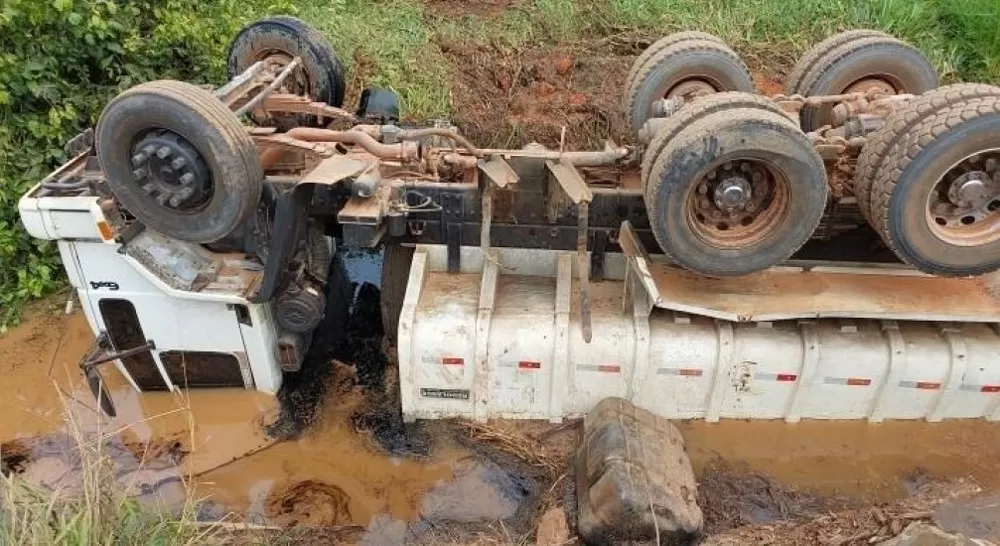 Caminhão cai em rio após desabamento de ponte em Seringueiras; motorista leva choque de peixe elétrico