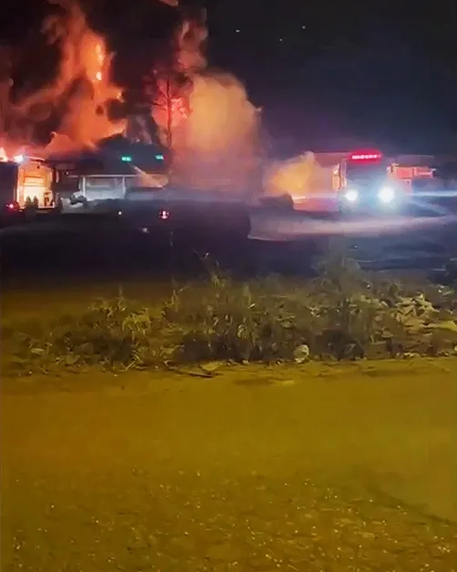 Vídeo: Incêndio de Grandes Proporções consome Depósito de Pneus em Cacoal durante a Madrugada na Av. Brasil no Bairro Liberdade