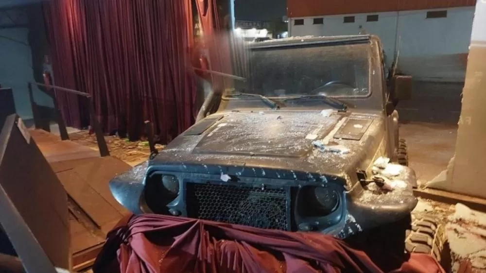 Jeep Troller invade casa noturna em Porto Velho, deixando duas pessoas feridas