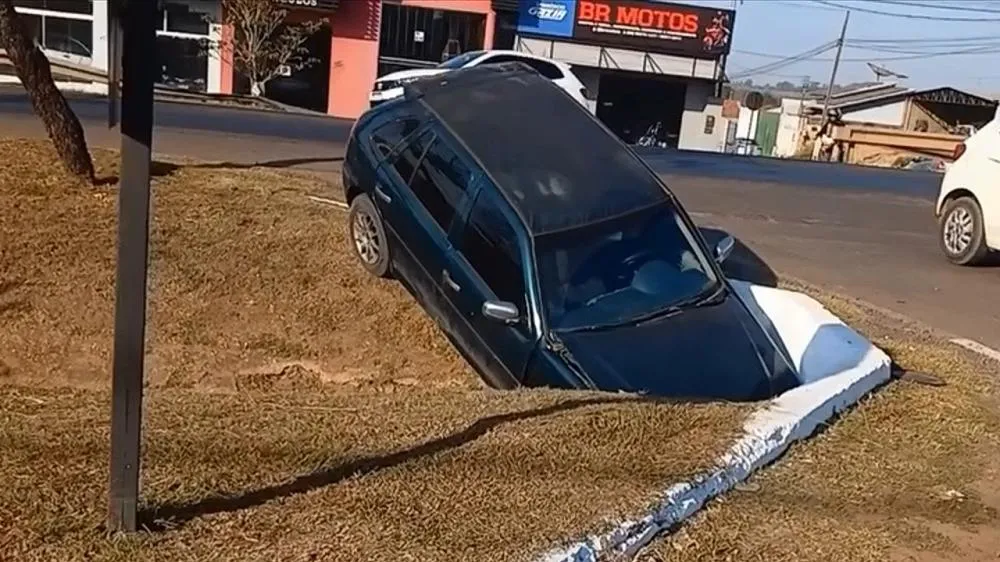 Carro despenca em vala e mobiliza moradores na Av. Castelo Branco em Cacoal — Cenas impressionantes!