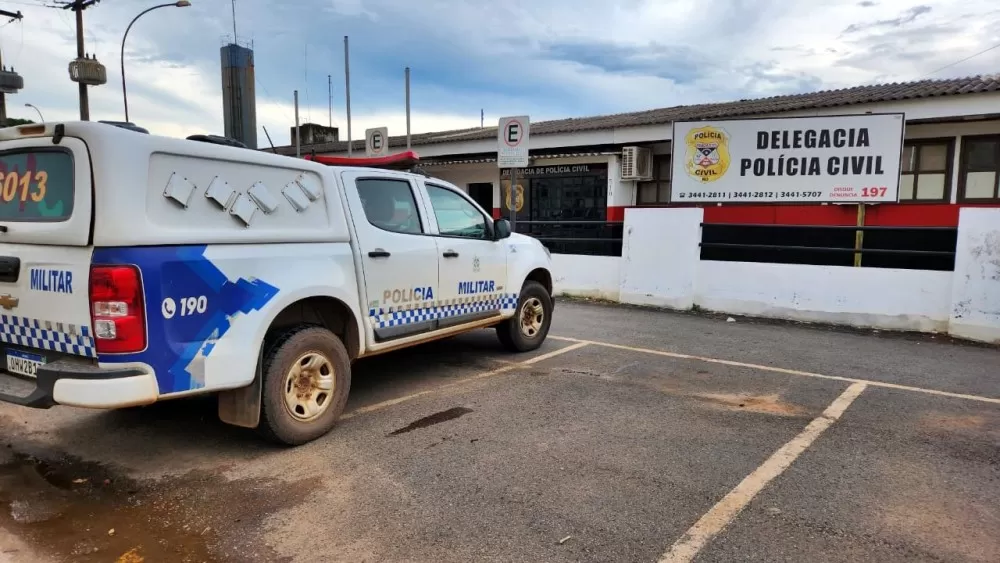 Homem é flagrado saindo de ‘boca de fumo’ no bairro Josino Brito em Cacoal, RO