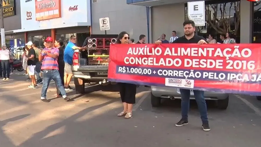 Revolta nas Ruas de Cacoal: Professores se levantam contra descaso do governo em protesto histórico no centro da cisade