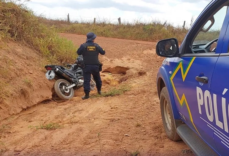 Polícia Militar de Cacoal do 4º BPM localiza Motocicleta Honda Bros de cor Preta Furtada escondida em Mata nas imediações da Linha E