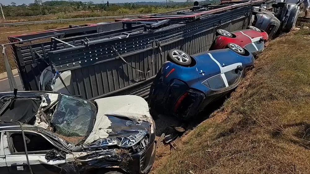 Carreta-Cegonha Tomba no Anel Viário de Ji-Paraná por Possíveis Falhas em Obra Milionária — Caminhoneiros Denunciam Risco de Morte!