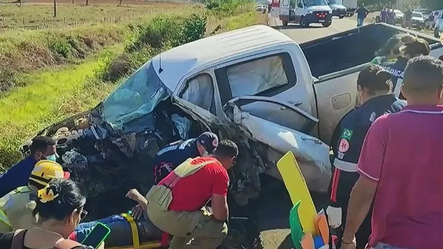 Vídeo: Caminhonete Desgovernada Bate com Força em Carreta na BR-421 após Motorista Passar Mal ao Volante