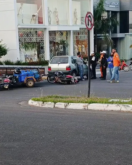 Vídeo: Motociclista Fica Ferida Após Grave Colisão com Carro e Carretinha em Cacoal — Na Av. Porto Velho