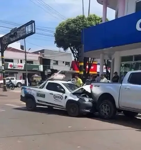 Acidente com Quatro Veículos paralisa Trânsito na Av. Dois de Junho em Cacoal e chamou Atenção de quem Passava pelo Local