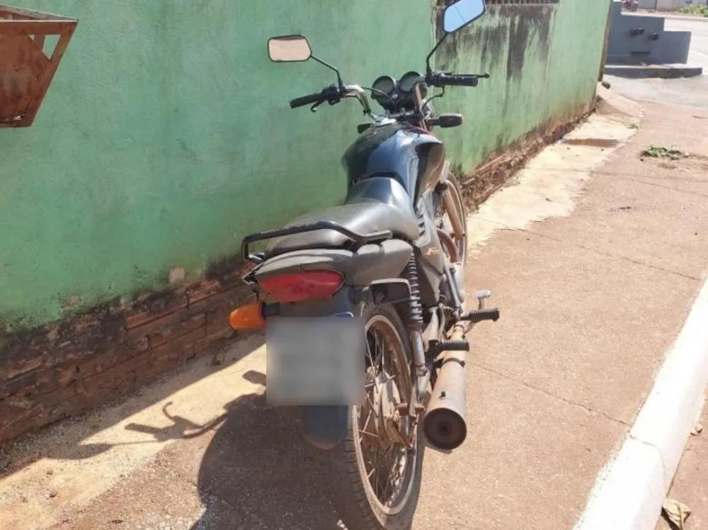 Motocicleta Furtada é Recuperada pela PM em Cacoal: Ação Rápida Surpreende Criminosos no Bairro Village do Sol II