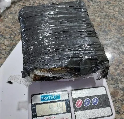 Drogas são Encontradas em Casa no Bairro Alpha Park e Polícia Militar prende Suspeito em Flagrante em Cacoal