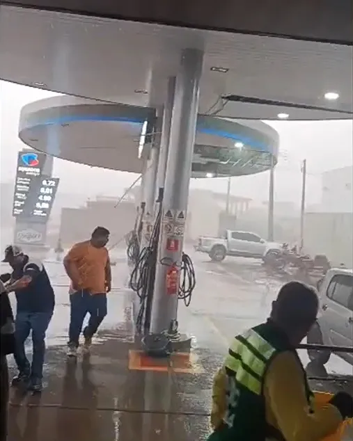 Em vídeo Temporal Violento atinge Cacoal, causa Estragos em Escola e Comércios com Ventos Intensos — Veja os danos!