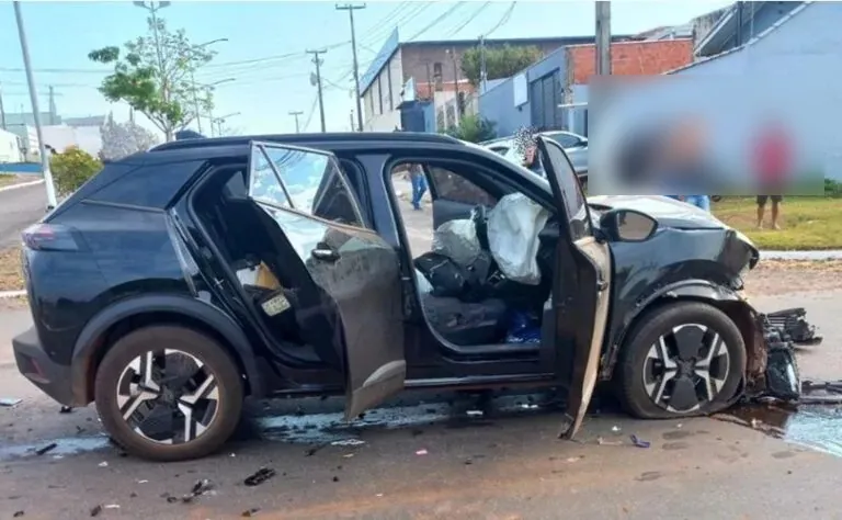 Mulher sofre Ferimentos no Tórax e Quadril após Violenta Colisão com Ônibus Escolar em Cacoal Avenida Guaporé