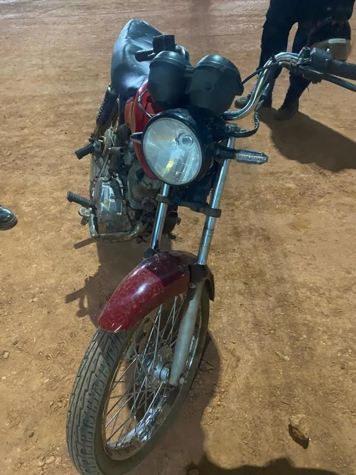 Motocicleta “Fantasma” é Apreendida pela PM sem Identificação Visível: Chassi Raspado e Ignição Adulterada levantam Suspeita de Crime