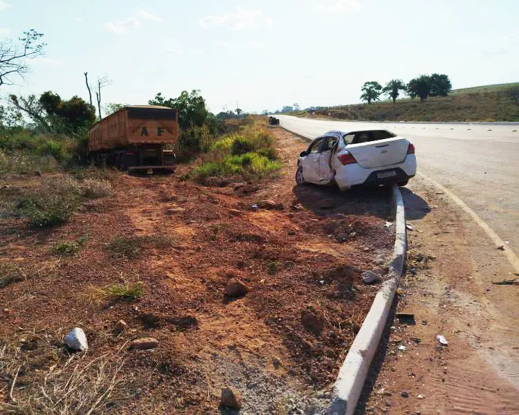  Novo Acidente Grave em Rotatória envolvendo um Chevrolet Prisma e Carreta Graneleira deixa Idoso em Estado Crítico — Local já fez Quatro Órfãos