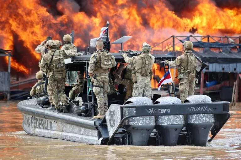 Zona de Guerra Contra o Garimpo Ilegal em Vídeo no Rio Madeira: Polícia Federal Detona 71 Dragas em Megaoperação no Amazonas
