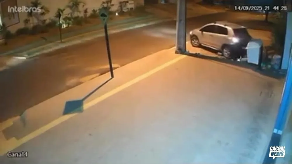 Motorista Erra Manobra e Destrói Lixeira em Cacoal — Dono do Comércio Procura Responsável por Prejuízos