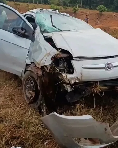 Em vídeo Capotamento em Ministro Andreazza Destrói Carro chama Atenção de Moradores da Zona Rural da Cidade