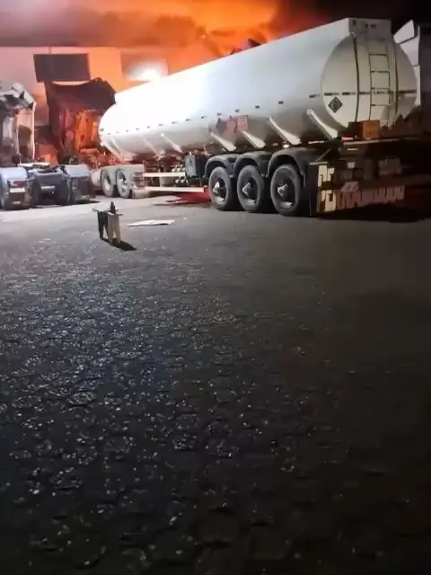 Risco de Explosão: Em vídeo Incêndio Gigantesco em Oficina Assusta Moradores e Ameaça Posto Mirian na BR-364 em Ji-Paraná